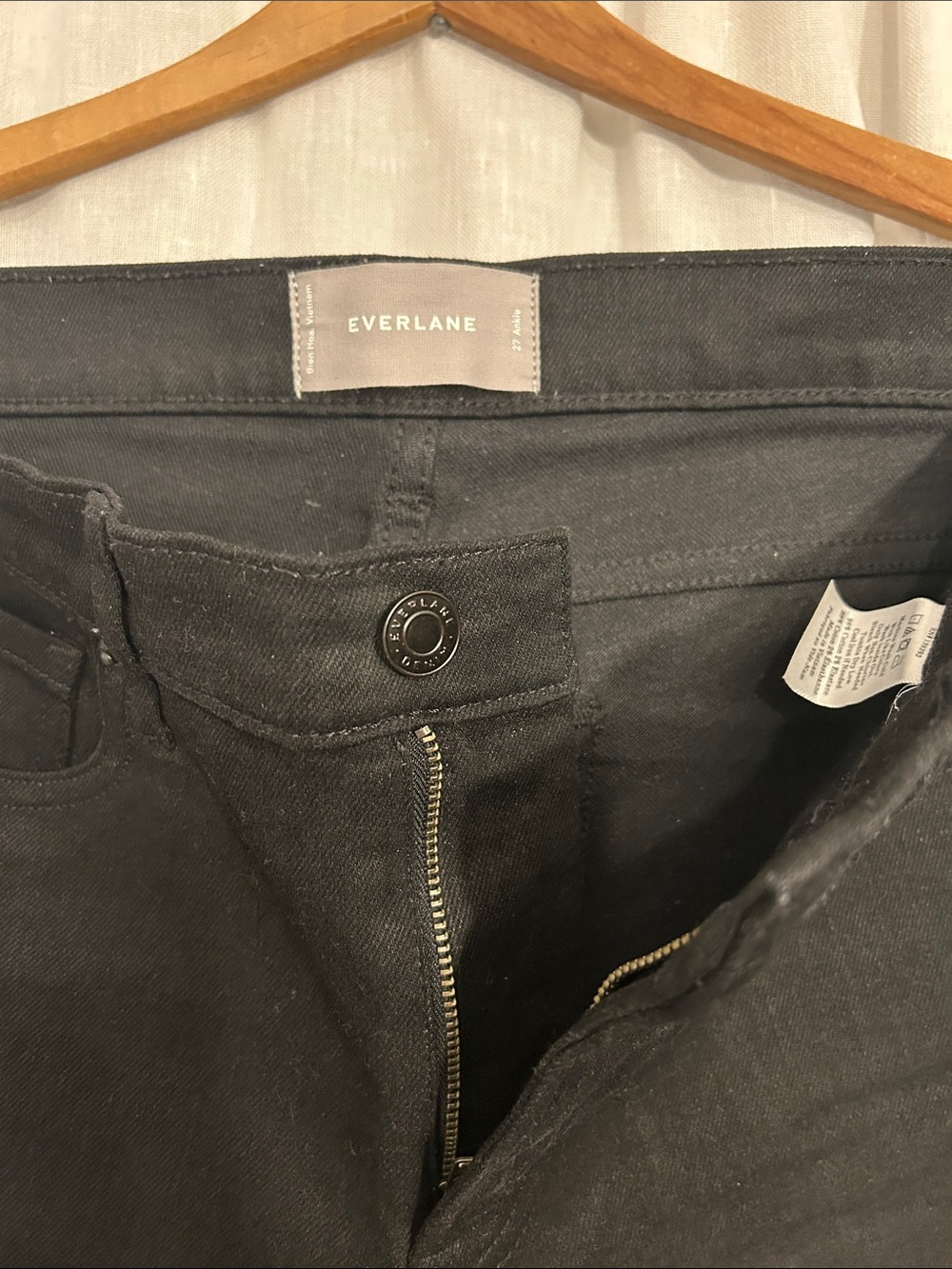 Everlane Women's Skinny Jeans in Black - Picture 2 of 4